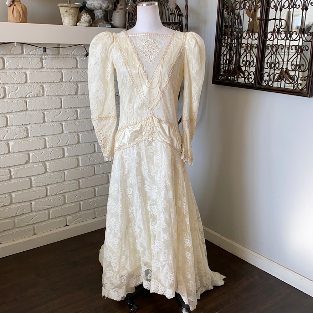 Vintage Lace Wedding Dress in Cream